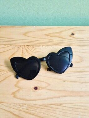Trendy Black Heart-Shaped Sunglasses